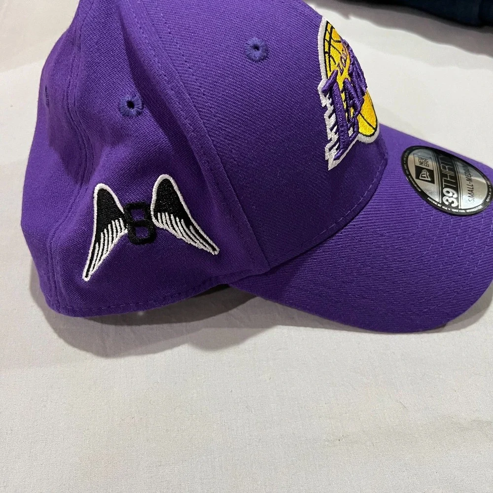New Era Mens Purple LA Lakers Kobe Tribute 39THIRTY NBA Flex Fit Hat Cap S/M